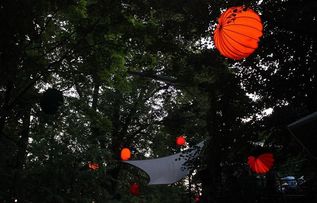 Der wetterfeste und robuste Lampion Barlooon bei der Bergkirchweih in Erlangen an den Kellern in den Bäumen in der Größe L.