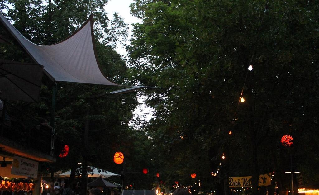 Der wetterfeste und robuste Lampion Barlooon bei der Bergkirchweih in Erlangen an den Kellern in den Bäumen.