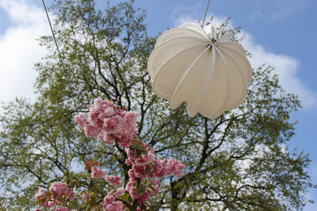 Unser Barlooon in weiß und rot bei der Gartenschau in der Havelregion 2015 - Montiert am Drahtseil.