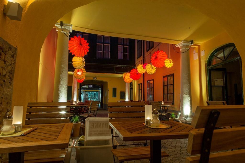 Der wetterfeste und robuste Lampion Barlooon im Café Latte 1070 Wien Österreich als Biergartenbeleuchtung.