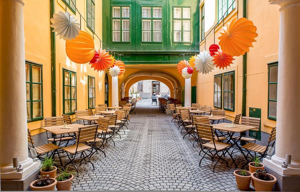Der wetterfeste und robuste Lampion Barlooon im Café Latte 1070 wien Österreich - Auch bei Tage ein absoluter Hingucker.