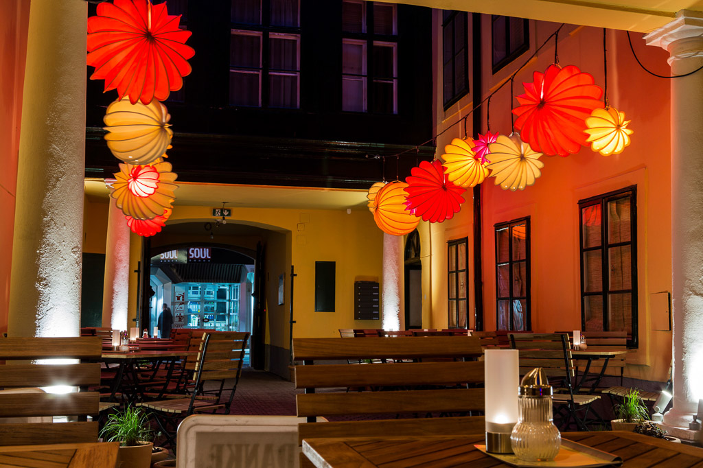 Der wetterfeste und robuste Lampion Barlooon im Café Latte 1070 wien Österreich - Die Innenhof-Beleuchtung.