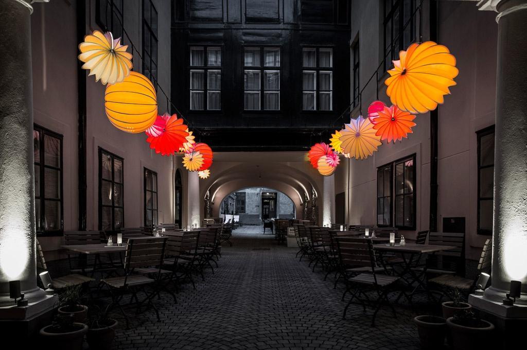 Der wetterfeste und robuste Lampion Barlooon im Café Latte 1070 wien Österreich - Ein Lichtspiel.