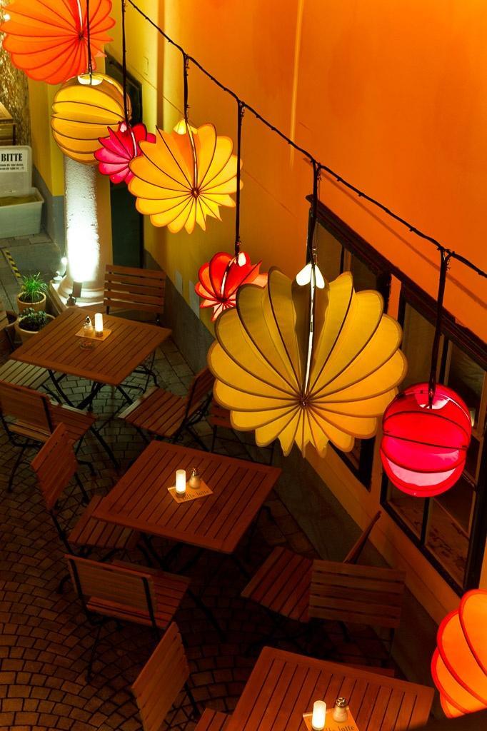 Der wetterfeste und robuste Lampion Barlooon im Café Latte 1070 wien Österreich - Detailansicht Montage.