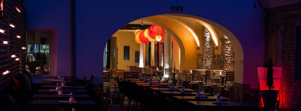 Der wetterfeste und robuste Lampion Barlooon im Café Latte 1070 wien Österreich - Beleuchtung für die Gastronomie.