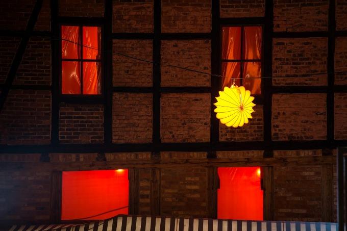 Der wetterfeste und robuste Lampion Barlooon in gelb beim Hotel Theophano in Quedlinburg.