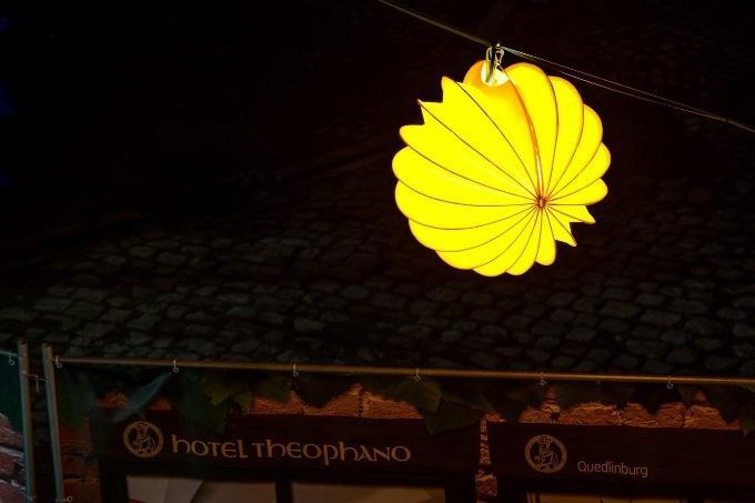Der wetterfeste und robuste Lampion Barlooon in gelb in der Größe M beim Advent in den Höfen in Quedlinburg Weihnachtsbeleuchtung.