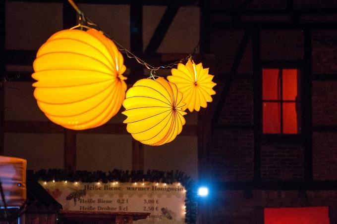 Der wetterfeste und robuste Lampion Barlooon in gelb beim Advent in den Höfen in Quedlinburg Weihnachtsbeleuchtung.