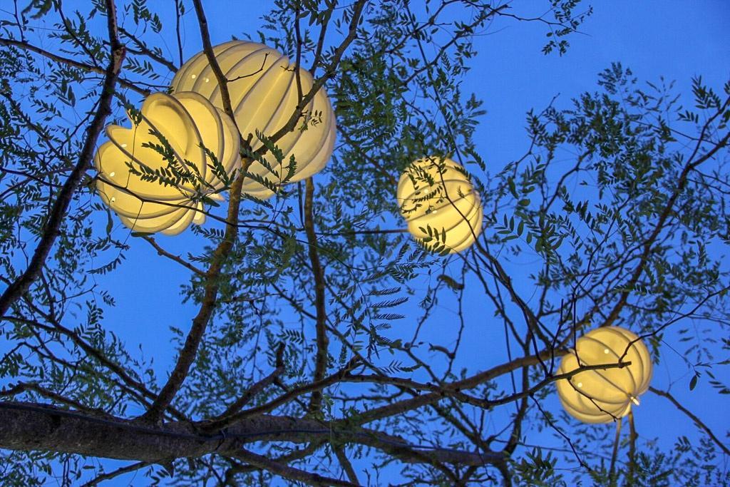 Der wetterfeste und robuste Lampion Barlooon beim Lago-Center in Konstanz in der Farbe weiß.