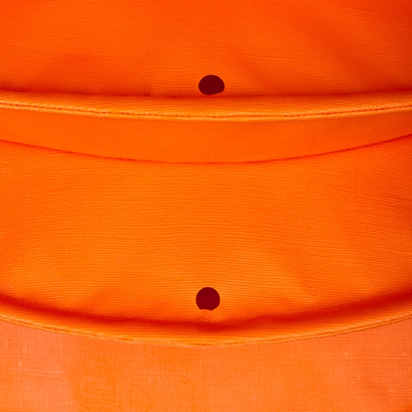Der wetterfeste Outdoor Lampion Barlooon in orange in der Grösse S - Die Regenabflusslöcher.