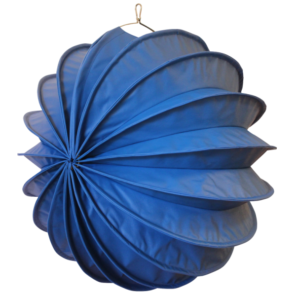 Der wetterfeste Outdoor Lampion Barlooon in blau in der Grösse L - Die Seitenansicht..
