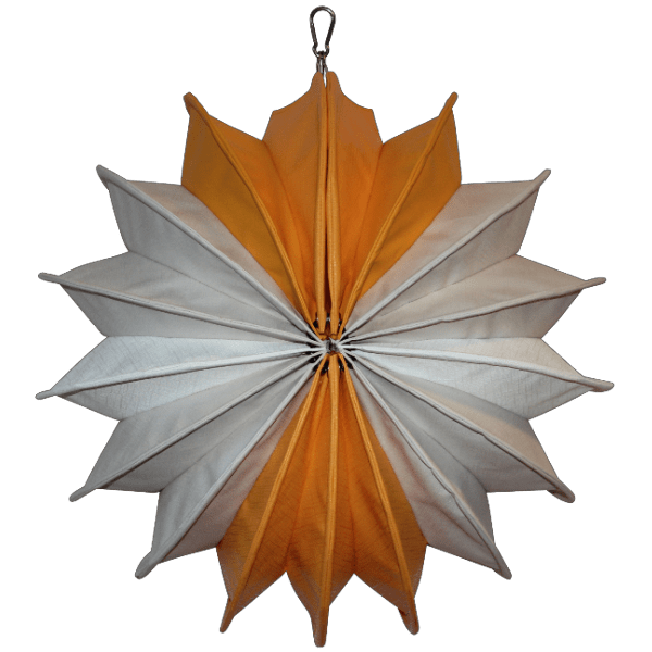 Der wetterfeste Outdoor Lampion Barlooon - You Edition - in gelb weiß creme in der Größe M - von der Seite.
