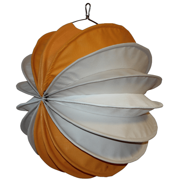 Der wetterfeste Outdoor Lampion Barlooon - You Edition - in gelb weiß creme in der Größe M - Die Seitenansicht.