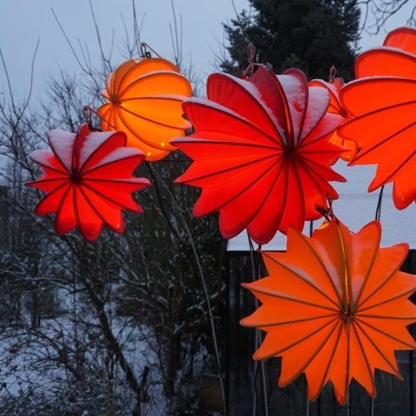 Lampion Barlooon in den Größen S und M in den Farben gelb, orange und rot, beleuchtet mit dem Montage- und Beleuchtungsset.