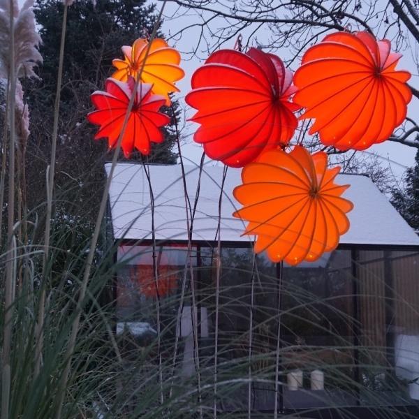 Lampion Barlooon in den Größen S und M in den Farben gelb, orange und rot, beleuchtet mit dem Montage- und Beleuchtungsset.