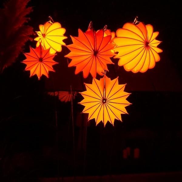 Lampion Barlooon in den Größen S und M in den Farben gelb, orange und rot, beleuchtet mit dem Montage- und Beleuchtungsset.