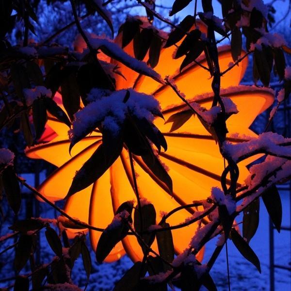 Lampion Barlooon in der Größe M in der Farbe gelb, beleuchtet mit dem Montage- und Beleuchtungsset.