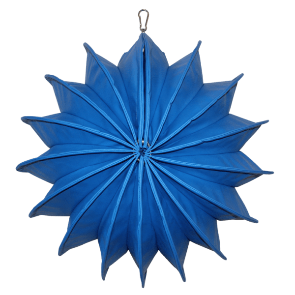 Der wetterfeste Outdoor Lampion Barlooon in blau in der Grösse M - von der Seite.