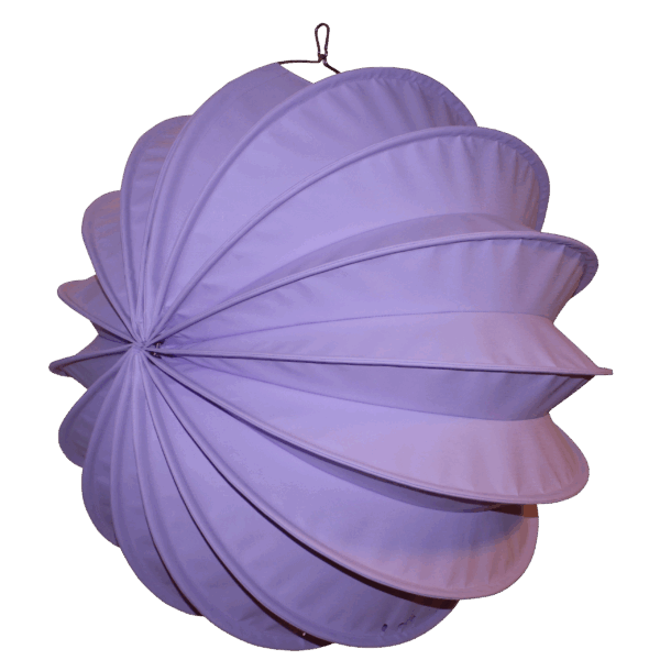 Der wetterfeste Outdoor Lampion Barlooon in flieder Groesse L von der Seite.